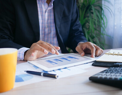 Reporte sobre tendencias de engagement en servicios financieros con datos de clientes y profesionales